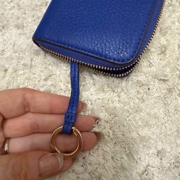 Like New Tory Burch T‑Monogram Contrast Embossed Small Envelope Wallet - Picture 9 of 9